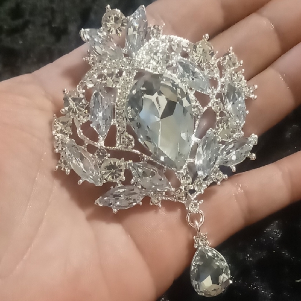Fashion Jewelry Silver Brooch with Dazzling Crystals